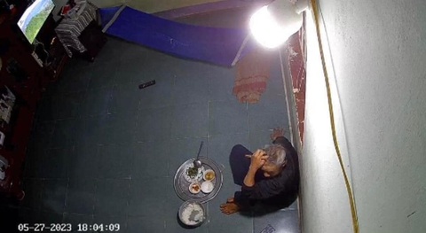 Xem ảnh người cha ăn cơm một mình, dân mạng chỉ muốn về ngay thôi- Ảnh 3. Hình ảnh làm nhiều người nhớ đến bữa cơm của cha mẹ mình ở quê - Ảnh: AN NHIÊN