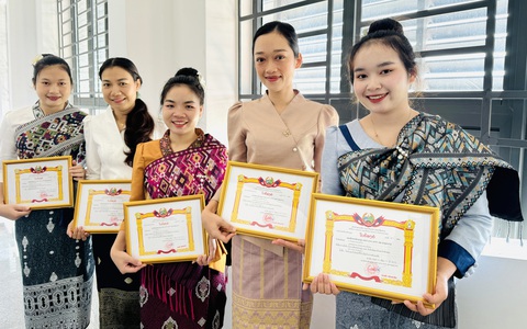 Hơn 10.000 lưu học sinh Lào đang học tại 54 tỉnh, thành Việt Nam- Ảnh 1. Các lưu học sinh Lào nhận bằng khen của Đại sứ quán Lào tại Việt Nam - Ảnh: M.G.