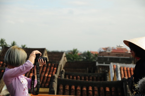 Chụp ảnh lưu niệm ở mái ngói phố cổ Hội An - Ảnh: THÁI BÁ DŨNG Chụp ảnh lưu niệm ở mái ngói phố cổ Hội An - Ảnh minh họa: THÁI BÁ DŨNG