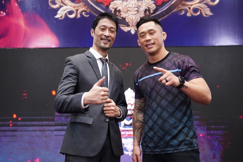 6 võ sĩ được đặc cách ở giải đấu của Johnny Trí Nguyễn- Ảnh 2. Johnny Trí Nguyễn (trái) làm giải theo phong cách riêng - Ảnh: GMA