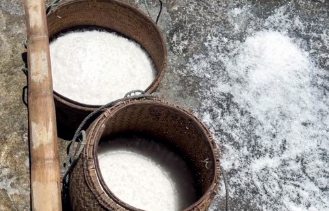 Phát hiện đồng muối cổ ở Việt Nam giống với đồng muối cổ Dương Phố, Trung Quốc- Ảnh 3. Sau 7 ngày, có thể thu hoạch được muối làm trên đá - Ảnh: TRẦN MAI