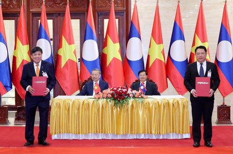 Trao thỏa thuận tăng cường kết nối vận tải hàng không Việt - Lào- Ảnh 1. Vietjet và Bộ Công chính và Vận tải Lào vừa trao thỏa thuận tăng cường kết nối vận tải hàng không Việt Nam - Lào, trước sự chứng kiến của Chủ tịch nước Tô Lâm; Tổng bí thư, Chủ tịch nước Lào Thongloun Sisoulith.