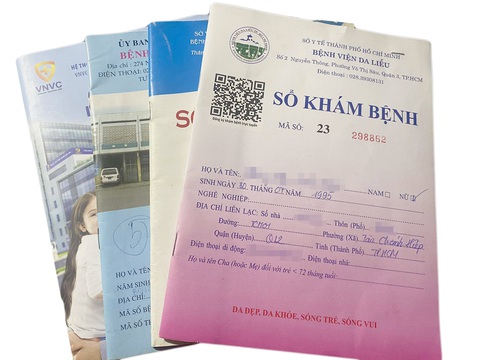 Có hồ sơ sức khỏe điện tử, sổ khám bệnh còn cần không?- Ảnh 2. Khi đến khám bệnh tại bệnh viện, mỗi bệnh nhân phải có sổ khám bệnh, dù sổ này chủ yếu để kẹp giấy tờ - Ảnh: XUÂN MAI