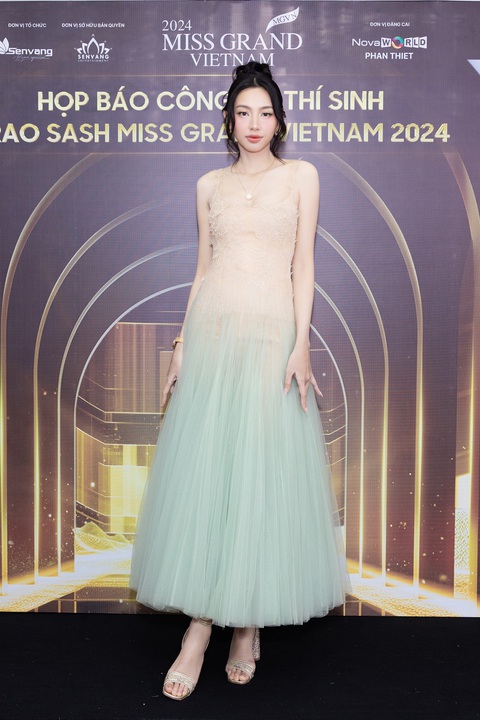 Miss Grand Vietnam 2024 bỏ qua vòng thi bán kết- Ảnh 4. Hoa hậu Thùy Tiên diện váy hai dây bồng bềnh, khoe nhan sắc quyến rũ tại sự kiện.