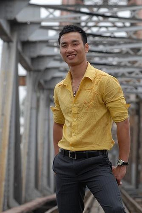 Ảnh thời khờ khạo của dàn 'Anh trai vượt ngàn chông gai' gây sốt- Ảnh 5. MC Thành Trung có lẽ là anh tài hiếm hoi vẫn giữ phong độ nhan sắc sau nhiều năm.