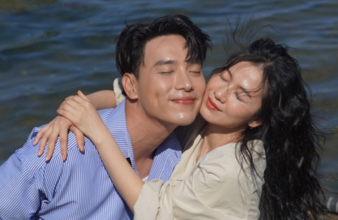 Thuận Nguyễn và Oanh Kiều trong phim Tình yêu đến từ gió biển - Ảnh: ĐPCC Thuận Nguyễn và Oanh Kiều trong phim Tình yêu đến cùng gió biển - Ảnh: ĐPCC