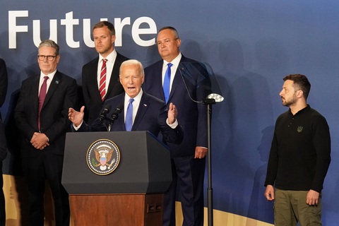 Tổng thống Biden gọi nhầm lãnh đạo Ukraine là 'Tổng thống Putin'- Ảnh 1. Tổng thống Mỹ Joe Biden phát biểu trong Hội nghị thượng đỉnh NATO tại Trung tâm Hội nghị Walter E. Washington ở Washington D.C, Mỹ ngày 11-7. Ngoài cùng bên phải là Tổng thống Ukraine Volodymyr Zelensky - Ảnh: REUTERS