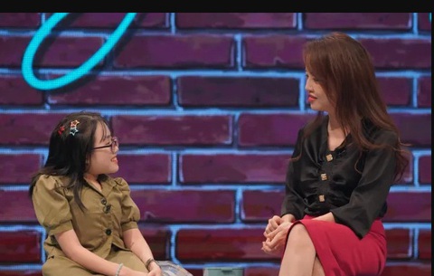 Hoàng Thị Minh (trái) trong chương trình Trạm yêu thương - Ảnh: VTV Hoàng Thị Minh (trái) trong chương trình Trạm yêu thương - Ảnh: VTV