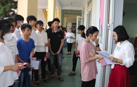Vì sao Nghệ An chưa công bố điểm chuẩn vào lớp 10?- Ảnh 1. Thí sinh tham dự kỳ thi tuyển sinh vào lớp 10 ở Nghệ An - Ảnh: DOÃN HÒA