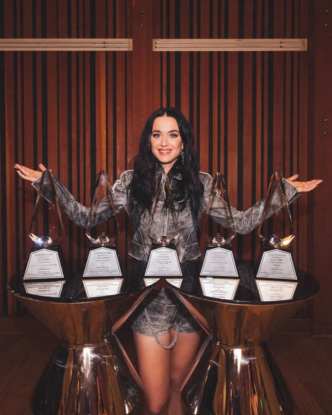 Katy Perry trở lại với single ‘Woman's World’, liệu có bùng nổ?- Ảnh 3. Katy Perry trở lại sau 4 năm im hơi lặng tiếng