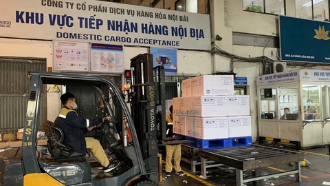 Tin tức sáng 12-7: 50 ngày thí điểm TP.HCM thu phí vỉa hè hơn 1 tỉ; Thu nhập công nhân gần 10 triệu- Ảnh 2. Vận chuyển vắc xin tới khu vực tiếp nhận hàng hóa nội địa - Ảnh: Chương trình tiêm chủng mở rộng quốc gia