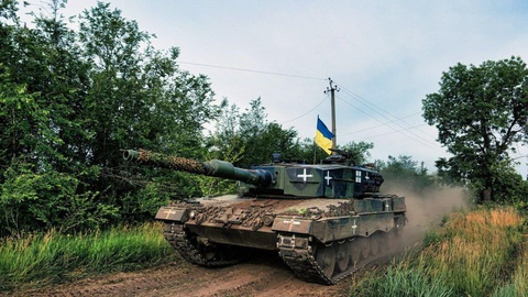 Báo Mỹ: Nga định ám sát CEO các công ty sản xuất vũ khí cho Ukraine- Ảnh 2. Xe tăng Leopard 2 do Rheinmetall sản xuất treo cờ Ukraine - Ảnh: FORBES