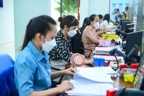 Chuyển đổi số: không để ai bị bỏ lại phía sau- Ảnh 1. Người dân làm thủ tục hành chính ở TP.Thủ Đức, TP.HCM - Ảnh: QUANG ĐỊNH