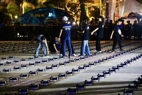 Du khách ken đặc Nha Trang ngắm drone xếp hình tháp Trầm Hương, mô tô nước...- Ảnh 4. Kỹ thuật viên xếp drone ra sân - Ảnh: TRẦN HOÀI