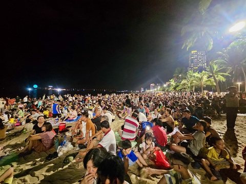 Du khách ken đặc Nha Trang ngắm drone xếp hình tháp Trầm Hương, mô tô nước...- Ảnh 10. Người dân, du khách chen kín bãi biển để xem drone - Ảnh: MINH CHIẾN