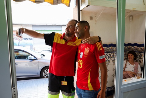 Lamine Yamal: Được so sánh với Messi không giúp ích gì cho tôi- Ảnh 3. Ông Mounir Nasraoui (phải) - bố của Lamine Yamal - đã được rất nhiều người tìm để chụp ảnh lưu niệm sau màn tỏa sáng của con trai ông ở Euro 2024 - Ảnh: Reuters