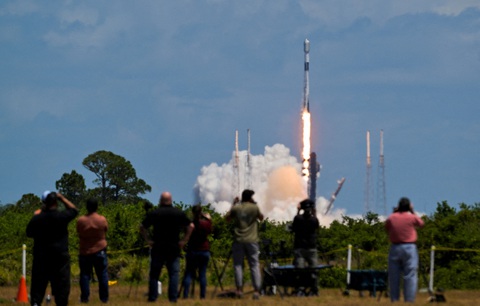 Tên lửa Falcon 9 gặp sự cố, SpaceX mất trắng 20 vệ tinh Starlink- Ảnh 1. Một tên lửa Falcon 9 được phóng đi tại Mũi Canaveral, bang Florida, Mỹ ngày 6-5 - Ảnh: REUTERS