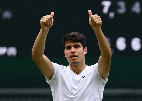 'Đại chiến' Djokovic - Alcaraz ở chung kết Wimbledon 2024- Ảnh 3. Alcaraz vào chung kết Wimbledon 2024, đối đầu Djokovic - Ảnh: REUTERS