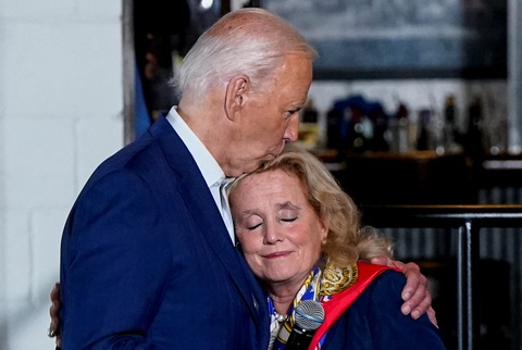 Tin tức thế giới ngày 13-7: Ông Biden cam kết mình ổn; ông Orban gặp ông Trump bàn hòa bình Ukraine- Ảnh 2. Tổng thống Mỹ Joe Biden hôn hạ nghị sĩ Debbie Dingell khi đến thăm bang Michigan ngày 12-7 - Ảnh: REUTERS