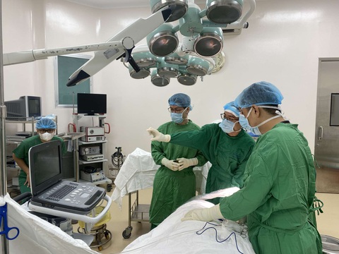 Chơi thể thao không đúng cách, dễ đứt gân gót như chơi- Ảnh 1. Các bác sĩ khoa điều trị theo yêu cầu và y học thể thao Bệnh viện Nhân dân 115 đang phẫu thuật nối gân gót cho bệnh nhân - Ảnh: Bác sĩ cung cấp
