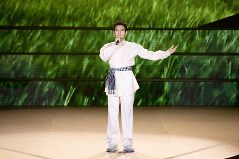 Thí sinh Nguyễn Hữu Duy trình diễn ca khúc “Bài ca Đất Phương Nam” đoạt giải thưởng phụ Mr Talent - Ảnh: BTC Nguyễn Hữu Duy trình diễn ca khúc “Bài ca đất phương Nam” đoạt giải thưởng phụ Mr Talent