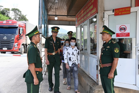 Giải cứu 7 nạn nhân 'việc nhẹ lương cao' tại đặc khu kinh tế Bò Kẹo- Ảnh 1. Các nạn nhân được giải cứu đưa về nước an toàn - Ảnh: H.A.