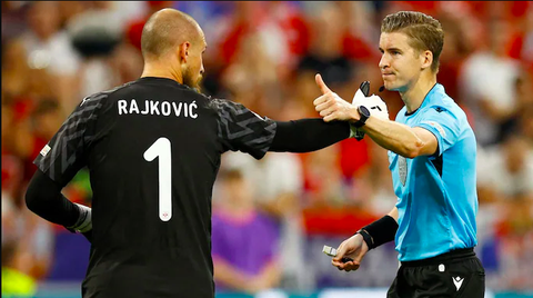 Cựu trọng tài Clattenburg bất ngờ với người bắt chung kết Euro 2024- Ảnh 1. Trọng tài Francois Letexier (phải) bắt chính ở chung kết Euro 2024 - Ảnh: REUTERTS