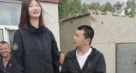Cô gái cao hơn 2,26m livestream tìm chồng vì mãi chưa có bạn trai- Ảnh 1. Chiều cao vượt trội của Tiểu Mai khiến nhiều người đàn ông e dè.