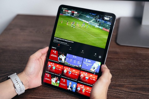 Chỉ 1 thao tác đơn giản, khán giả Việt tha hồ 'check VAR' mỗi trận cầu Euro 2024 trên TV360- Ảnh 2. Khán giả có thể tự mình tua lại các pha bóng, những tình huống bất ngờ để