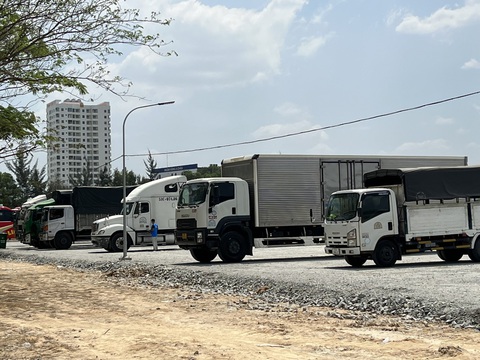 Xe container đậu tràn lan trên vỉa hè để sửa, đợi hết giờ cấm- Ảnh 3. Bãi dừng đậu xe miễn phí cho tài xế tại Khu công nghiệp VSIP 1, TP Thuận An, tỉnh Bình Dương - Ảnh: A.B.