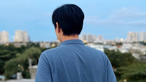 Con một thời nay: sướng hay khổ? - Kỳ 3: Cô đơn đi qua biến cố trong đời- Ảnh 1. Con một thường được chăm lo, bao bọc nhưng khi trưởng thành có thể gặp khó khi đối diện áp lực - Ảnh: D.Q.