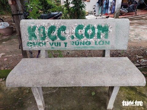 Quảng cáo cá độ đội lốt lịch thi đấu Euro vào tận quán ăn- Ảnh 5. Ghế đá đặt trước nhà dân trên đường Tô Vĩnh Diện, phường Đông Hòa, TP Dĩ An, tỉnh Bình Dương bị xịt sơn với nội dung trang web cá độ bóng đá. Đi kèm với tên trang web là khẩu hiệu “chơi vui trúng lớn