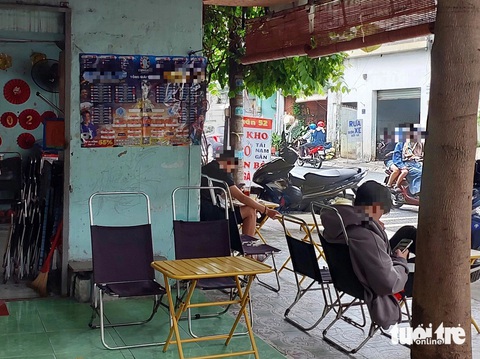 Quảng cáo cá độ đội lốt lịch thi đấu Euro vào tận quán ăn- Ảnh 4. Hình ảnh lịch bóng đá Euro có chứa web cờ bạc, ghi nhận tại một quán cà phê trên đường số 7, phường Linh Trung, TP Thủ Đức - Ảnh: ĐÌNH KHẢI
