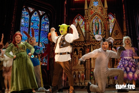 Từ trái qua, công chúa Fiona, Shrek và Donkey trong show nhạc kịch Shrek: On national tour - Ảnh: LINH ĐOAN Từ trái qua, công chúa Fiona, Shrek và Donkey trong show nhạc kịch Shrek: On national tour - Ảnh: LINH ĐOAN