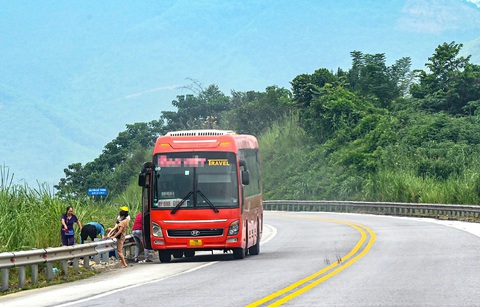 Những tai nạn thương tâm từ thói quen đường làng trên cao tốc- Ảnh 1. Ô tô dừng đón trả khách trên đường cao tốc Nội Bài - Lào Cai - Ảnh: HỒNG QUANG