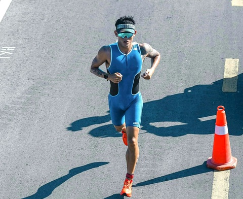 Giành huy chương vàng, Lâm Quang Nhật phá sâu kỷ lục triathlon quốc gia- Ảnh 1. Lâm Quang Nhật trong phần thi chạy bộ - Ảnh: FBNV