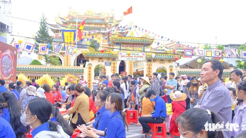 Lễ giỗ ông bà Đỗ Công Tường thu hút hàng ngàn người dân về Đồng Tháp- Ảnh 1. Hàng ngàn người dân trong và ngoài tỉnh về TP Cao Lãnh, tỉnh Đồng Tháp tham dự lễ giỗ ông bà Đỗ Công Tường lần thứ 204 - Ảnh: ĐẶNG TUYẾT