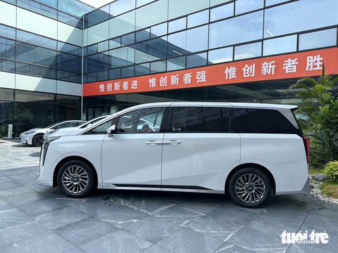 Chi tiết GAC M8 sắp về Việt Nam: Dễ nhầm thành Alphard, công nghệ bạt ngàn, có điểm giống Rolls-Royce- Ảnh 2. Ngoại hình GAC M8 khá gây liên tưởng tới Toyota Alphard/Lexus LM mới - Ảnh: ĐĂNG VIỆT