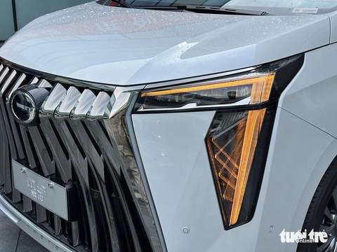 Chi tiết GAC M8 sắp về Việt Nam: Dễ nhầm thành Alphard, công nghệ bạt ngàn, có điểm giống Rolls-Royce- Ảnh 3. Đèn hình răng nanh cũng tản nhiệt nan dọc khá dữ dằn trên GAC M8 - Ảnh: ĐĂNG VIỆT