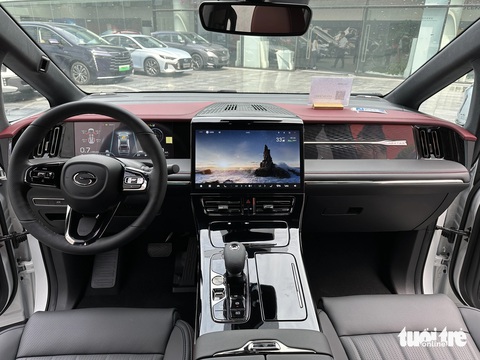 Chi tiết GAC M8 sắp về Việt Nam: Dễ nhầm thành Alphard, công nghệ bạt ngàn, có điểm giống Rolls-Royce- Ảnh 4. Khoang lái khá hiện đại, gọn gàng và rành mạch của GAC M8 - Ảnh: ĐĂNG VIỆT