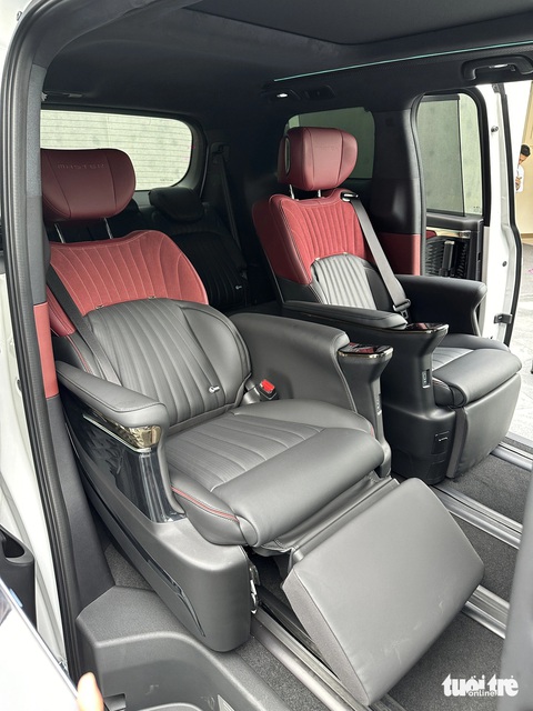 Chi tiết GAC M8 sắp về Việt Nam: Dễ nhầm thành Alphard, công nghệ bạt ngàn, có điểm giống Rolls-Royce- Ảnh 5. Hàng ghế 2 ăn điểm nhờ sự rộng rãi, tiện nghi cùng công nghệ đi kèm - Ảnh: ĐĂNG VIỆT
