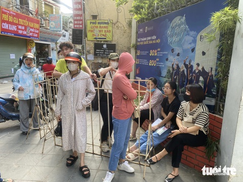 Học sinh giỏi 4 năm vẫn trượt lớp 10 công lập Hà Nội, phụ huynh mang hồ sơ đi nộp tràn tuyến- Ảnh 5. Thấp thỏm canh nộp hồ sơ