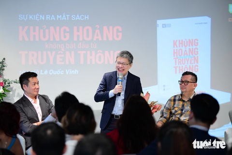 Khủng hoảng truyền thông doanh nghiệp: Giải quyết từ gốc rễ vấn đề- Ảnh 3. Chuyên gia Lê Quốc Vinh (đồng sáng lập LeBros) chia sẻ tại buổi giao lưu, ra mắt sách “Khủng hoảng không bắt đầu từ truyền thông” - Ảnh: QUANG ĐỊNH