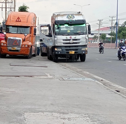 Xe container đậu tràn lan trên vỉa hè để sửa, đợi hết giờ cấm- Ảnh 1. Hai chiếc xe container đậu trên vỉa hè và lòng đường ĐT743, đoạn phường Bình Hòa, Thuận An, Bình Dương chiều 8-7 - Ảnh: ĐỊNH DƯƠNG