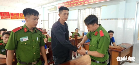 Bắt cựu thanh tra 'nhận hối lộ' liên quan vụ bảo kê mặt biển ở Kiên Giang- Ảnh 2. Công an tỉnh Kiên Giang đã khởi tố bổ sung thêm tội danh