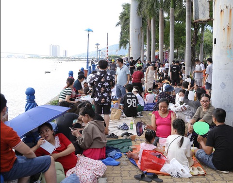 Chung kết pháo hoa Đà Nẵng: Số chuyến bay tăng vọt, khách sạn kín chỗ- Ảnh 2. Người dân bắt đầu