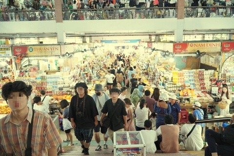 Chung kết pháo hoa Đà Nẵng: Số chuyến bay tăng vọt, khách sạn kín chỗ- Ảnh 1. Du khách trong và ngoài nước mua sắm đông kín chợ Hàn vào chiều 13-7 - Ảnh: TRƯỜNG TRUNG