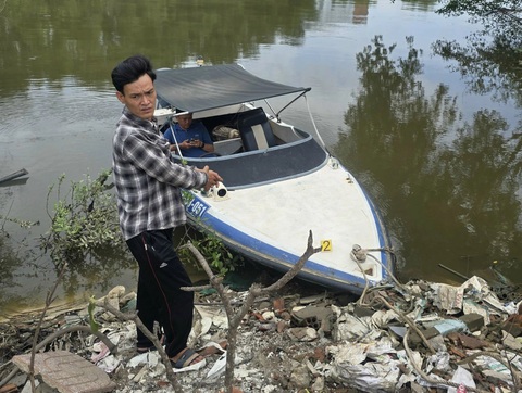 Khởi tố người đàn ông chạy vỏ lãi cắt trộm dây điện ở Thủ Thiêm- Ảnh 3. Phát đi vỏ lãi trộm dây điện ở phường Thủ Thiêm, TP Thủ Đức - Ảnh: M.H.