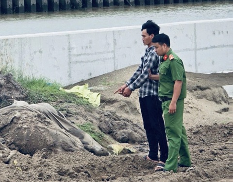 Khởi tố người đàn ông chạy vỏ lãi cắt trộm dây điện ở Thủ Thiêm- Ảnh 1. Lực lượng chức năng đưa Phát quay lại hiện trường một trong các vụ trộm đã thực hiện - Ảnh: M.H.