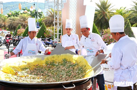 Các đầu bếp chế biến bánh xèo khổng lồ nhân cá ngừ đại dương - điểm nhấn ẩm thực tại lễ hội - Ảnh: LÂM THIÊN Các đầu bếp chế biến bánh xèo khổng lồ nhân cá ngừ đại dương, điểm nhấn ẩm thực tại lễ hội - Ảnh: LÂM THIÊN